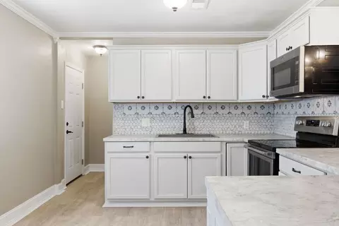 Kitchen - 4010 W 17th Ave, Pine Bluff, AR 71603 photo 4 of 4