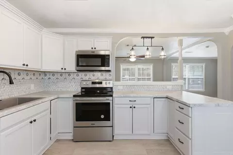 Kitchen - 4010 W 17th Ave, Pine Bluff, AR 71603 photo 2 of 4