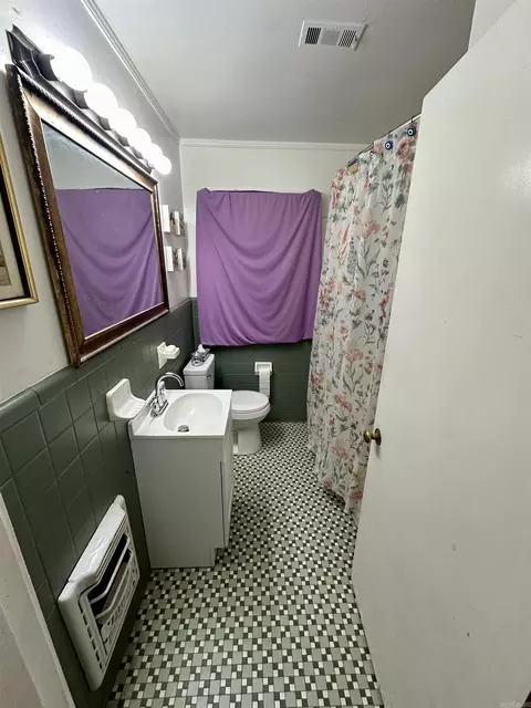 Bath - 1512 W 23rd Ave, Pine Bluff, AR 71603 photo 1 of 2