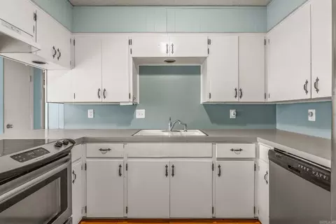 Kitchen - 2505 Robinson, Conway, AR 72034 photo 2 of 3