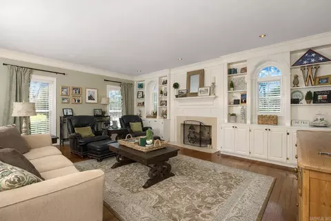 Living - 39 Longmeadow, Pine Bluff, AR 71603 photo 2 of 3