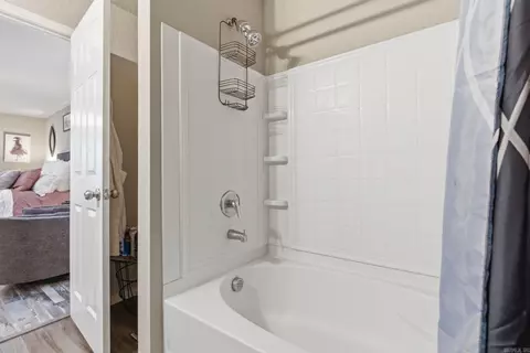 Bath - 1178 Meadows Edge Dr, Alexander, AR 72002 photo 4 of 6