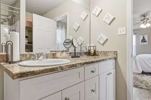 Bath - 1178 Meadows Edge Dr, Alexander, AR 72002 photo 1 of 6