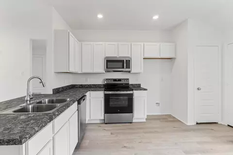 Kitchen - 110 Powder River Dr, Beebe, AR 72012 photo 2 of 5