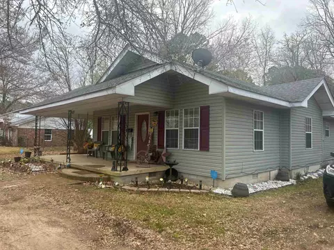 Exterior - 908 E Pine St, Gurdon, AR 71743 photo 3 of 12