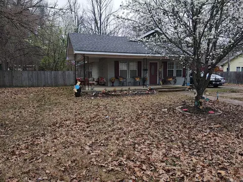 Exterior - 908 E Pine St, Gurdon, AR 71743 photo 2 of 12