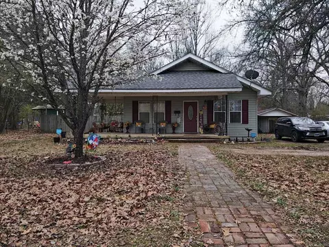 Exterior - 908 E Pine St, Gurdon, AR 71743 photo 1 of 12