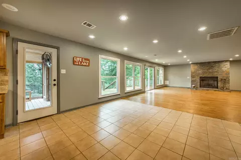 Living - 585 Narrows Dr, Greers Ferry, AR 72067 photo 5 of 8