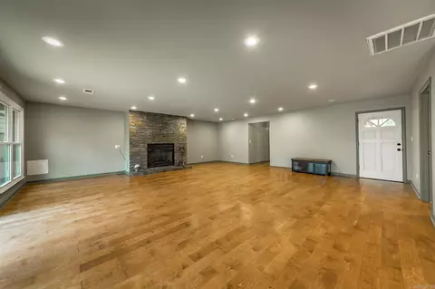 Living - 585 Narrows Dr, Greers Ferry, AR 72067 photo 4 of 8