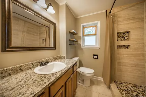Bath - 585 Narrows Dr, Greers Ferry, AR 72067 photo 1 of 3