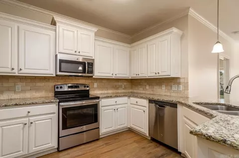 Kitchen - 2515 Eighteen Loop, Conway, AR 72034 photo 2 of 3