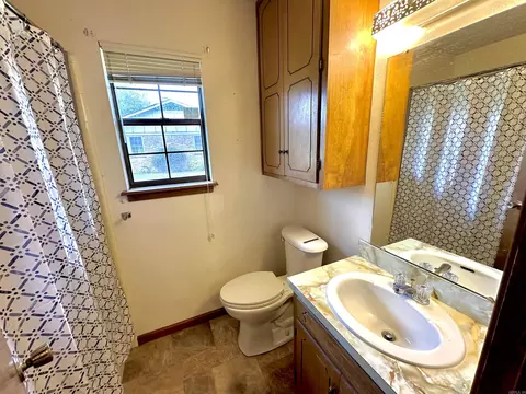 Bath - 3805 Scenic Dr, Pine Bluff, AR 71603 photo 1 of 2