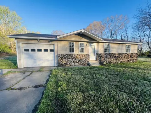 Exterior - 723 E Center St, Beebe, AR 72012 photo 4 of 5