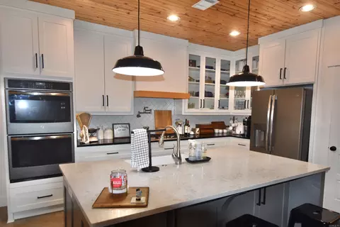 Kitchen - 356 Kettle Rd, Malvern, AR 72104 photo 4 of 5
