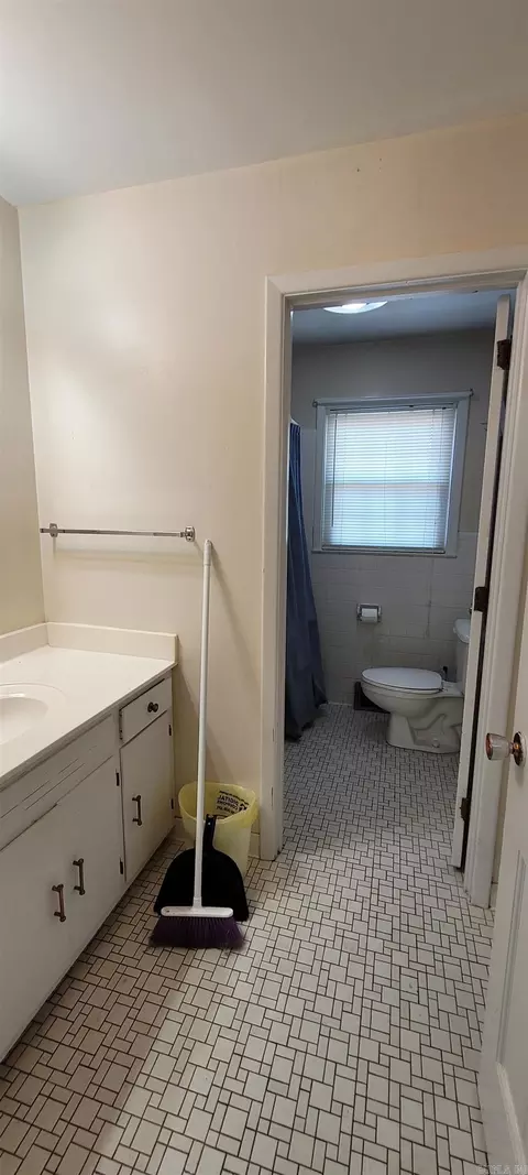 Bath - 400 N Edmonds Ave, Mccrory, AR 72101 photo 1 of 6