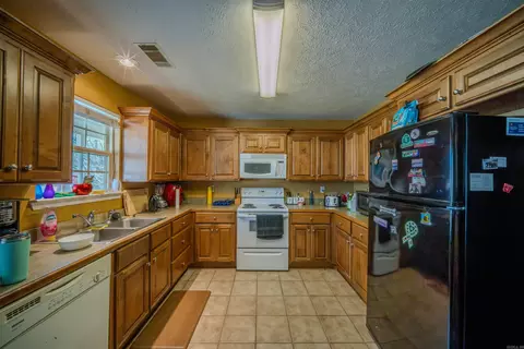 Kitchen - 4605 Cliff Ct, Alexander, AR 72002 photo 2 of 2
