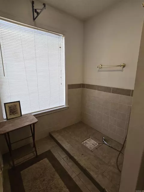 Bath - 8408 Griggs Rd, Pine Bluff, AR 71603 photo 2 of 4