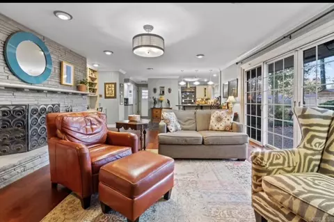 Living - 10 Southern Pnes, Pine Bluff, AR 71603 photo 3 of 7