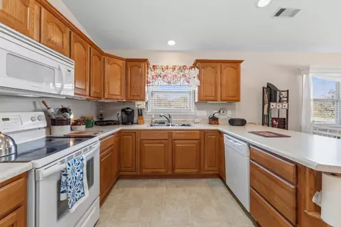 Kitchen - 38 Devonshire Cir, Lakeview, AR 72642 photo 2 of 2