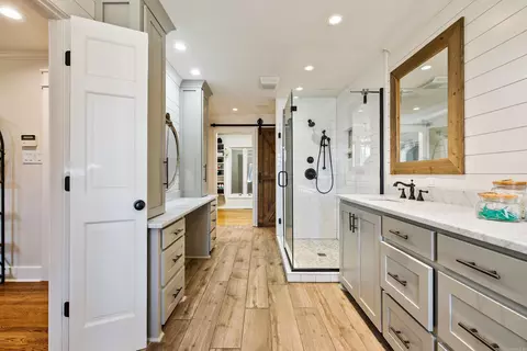 Bath - 9721 Congo Rd, Benton, AR 72019 photo 2 of 8