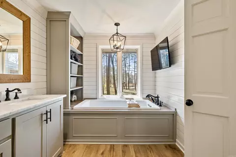 Bath - 9721 Congo Rd, Benton, AR 72019 photo 1 of 8