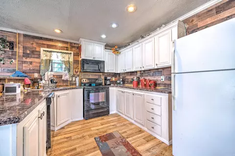 Kitchen - 1734 Crosstrails Rd, De Queen, AR 71832 photo 2 of 2