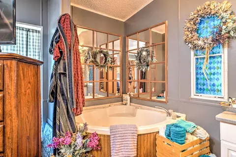 Bath - 1734 Crosstrails Rd, De Queen, AR 71832 photo 1 of 4