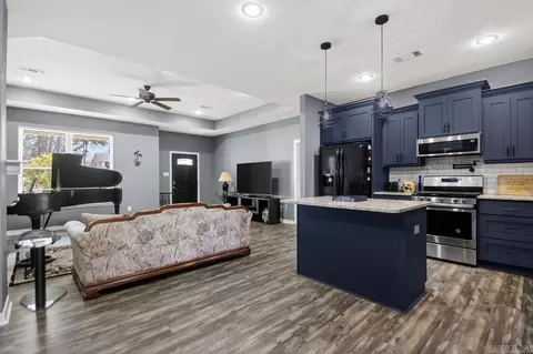 Entry Way - 1812 E Lakeview, Benton, AR 72015 photo 2 of 2
