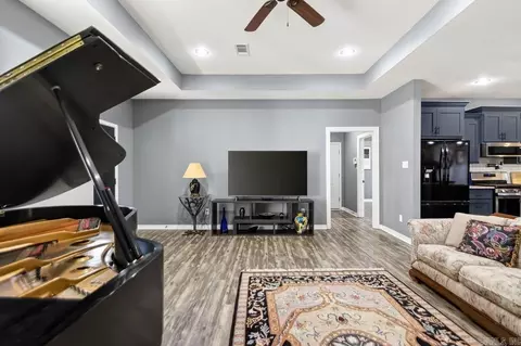Entry Way - 1812 E Lakeview, Benton, AR 72015 photo 1 of 2