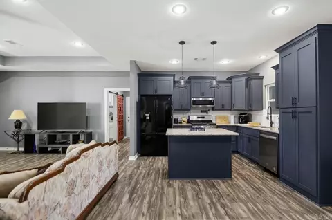 Kitchen - 1812 E Lakeview, Benton, AR 72015 photo 2 of 2