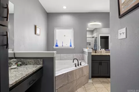 Bath - 1812 E Lakeview, Benton, AR 72015 photo 2 of 3