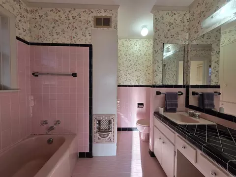 Bath - 4501 S Cherry St, Pine Bluff, AR 71603 photo 1 of 2