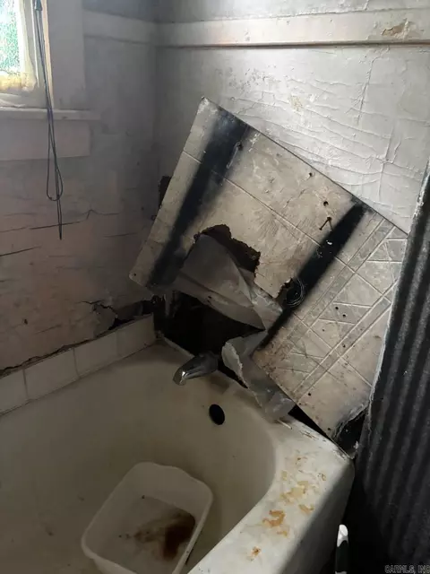 Bath - 315 W 15th Ave, Pine Bluff, AR 71601 photo 2 of 2