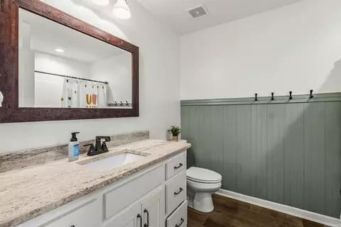 Bath - 1709 Vine Maple Dr, Benton, AR 72019 photo 3 of 4