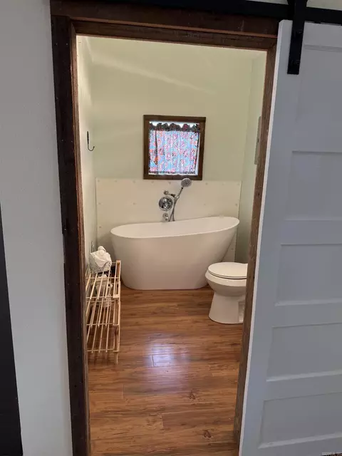 Bath - 2085 Quicksilver Rd, Leslie, AR 72645 photo 3 of 4