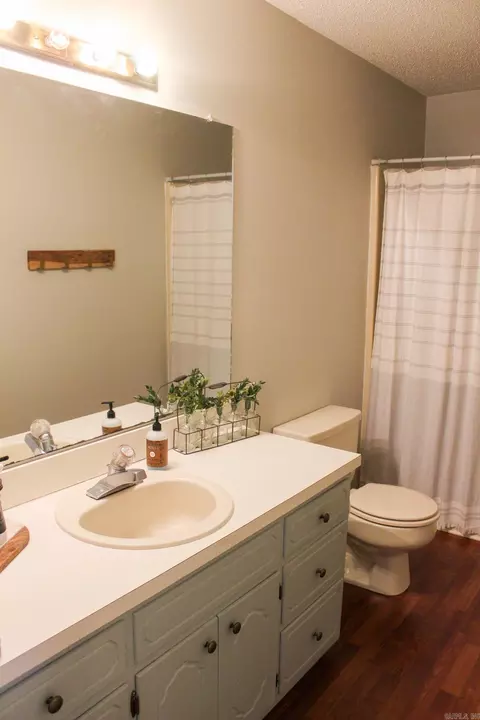 Bath - 8 Robbye Ln, Searcy, AR 72143 photo 1 of 3