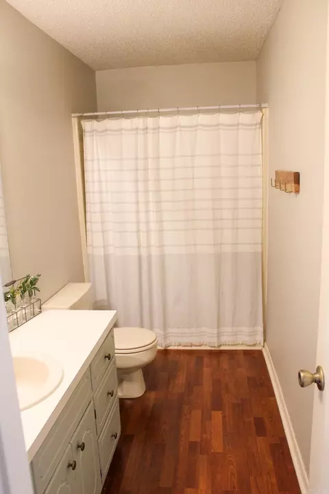 Bath - 8 Robbye Ln, Searcy, AR 72143 photo 2 of 3