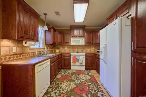 Kitchen - 4106 Darla Dr, Benton, AR 72015 photo 1 of 3