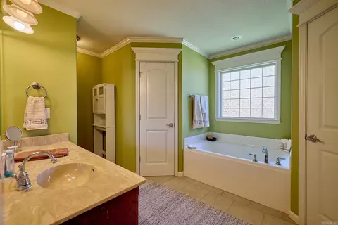 Bath - 4106 Darla Dr, Benton, AR 72015 photo 3 of 5