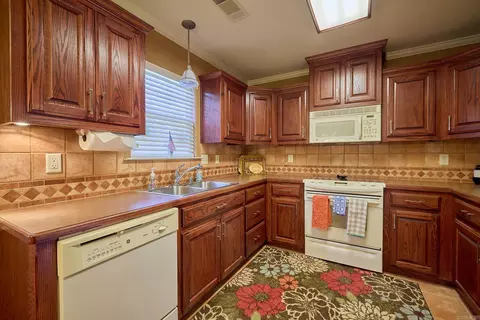 Kitchen - 4106 Darla Dr, Benton, AR 72015 photo 2 of 3