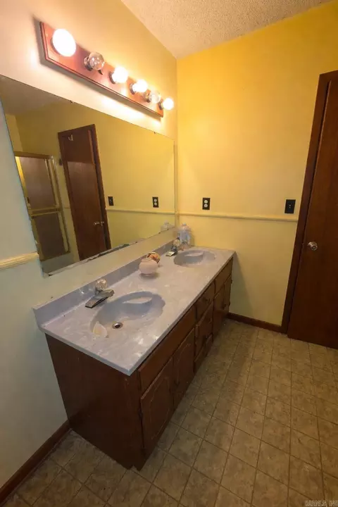 Bath - 17 Anthony Ln, Conway, AR 72032 photo 1 of 2