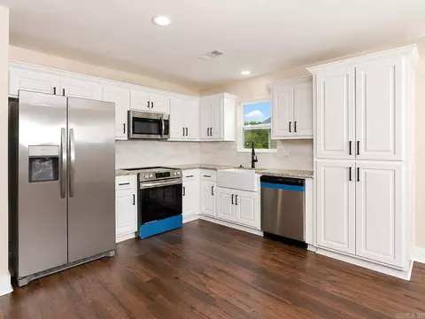 Kitchen - 2710 S Belair, Pine Bluff, AR 71601 photo 2 of 4