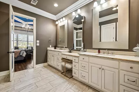 Bath - 5823 Gregory Rd, Benton, AR 72019 photo 1 of 6