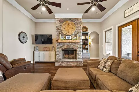 Living - 5823 Gregory Rd, Benton, AR 72019 photo 2 of 4