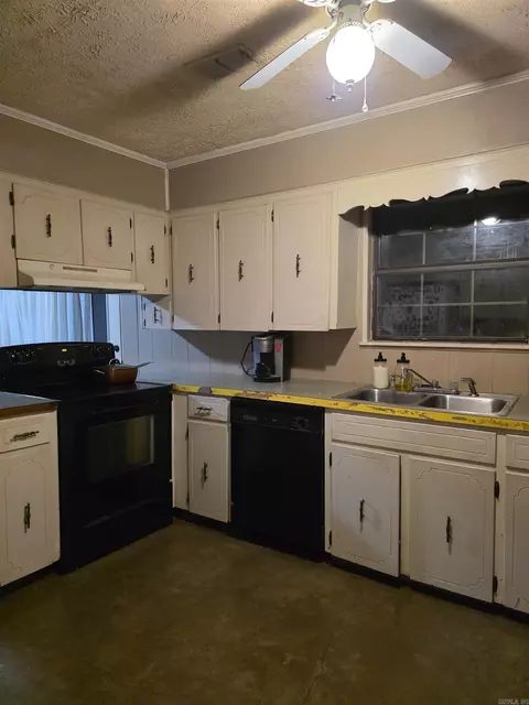 Kitchen - 3 Big Oak, Conway, AR 72032 photo 2 of 5