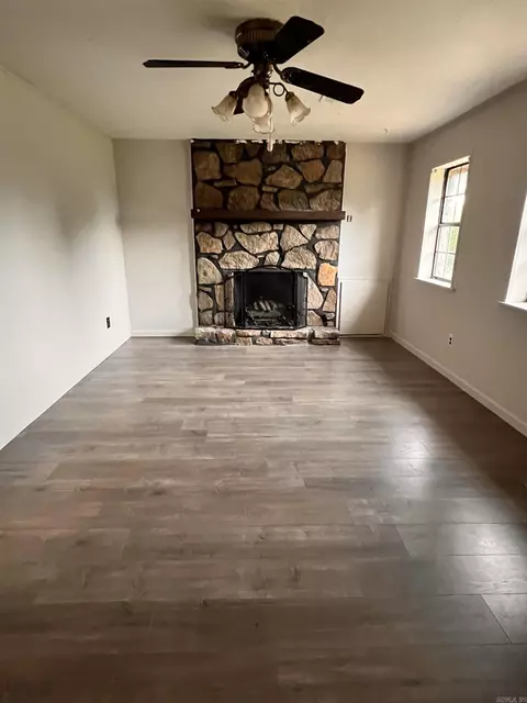 Living - 111 Belinda Ln, Beebe, AR 72012 photo 2 of 3
