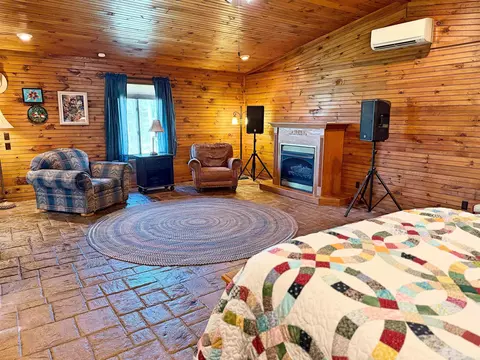 Bedroom - 812 Pitard Loop, Mountain View, AR 72560 photo 4 of 5