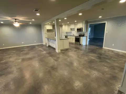 Living - 3006 Riverside Dr, Pine Bluff, AR 71602 photo 4 of 8