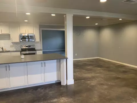 Living - 3006 Riverside Dr, Pine Bluff, AR 71602 photo 2 of 8