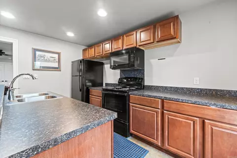 Kitchen - 1919 Tudor Loop, Benton, AR 72019 photo 6 of 6